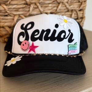 Senior Snapback hat in black/white with star chain